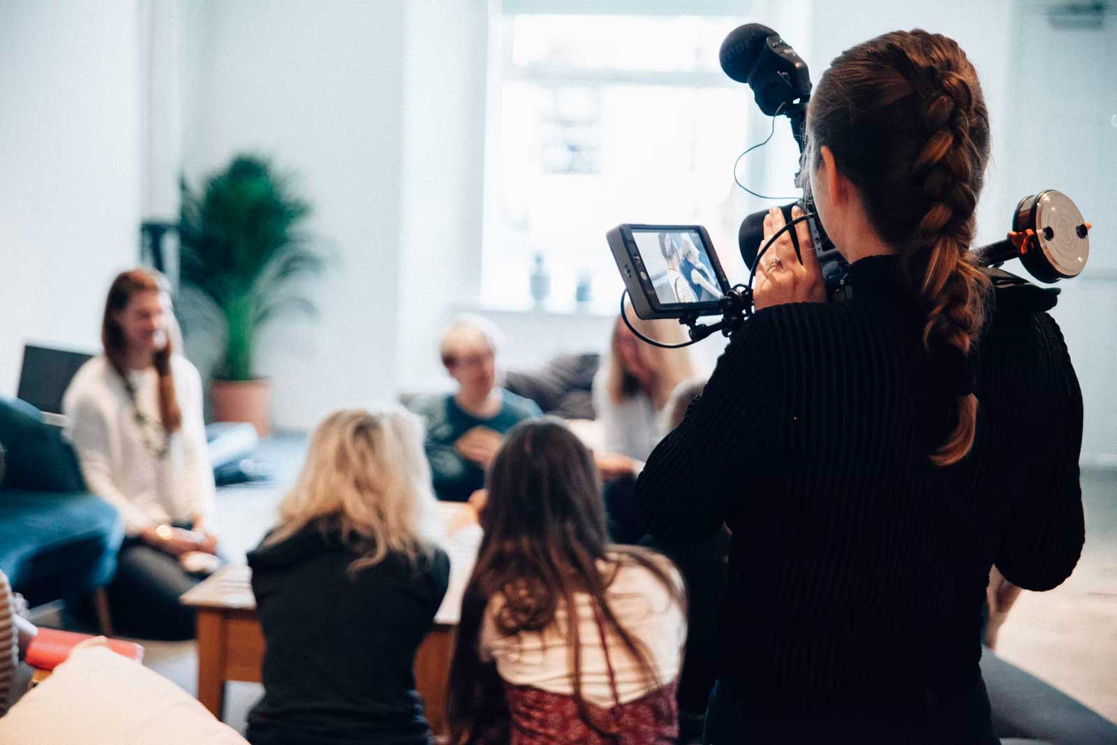 Equipe técnica em operação de filmagem e streaming para evento corporativo