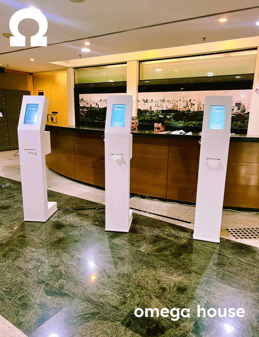 Totem de autoatendimento da Omega House em evento corporativo