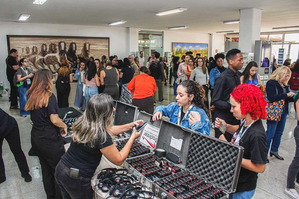 Equipe Omega House operando credenciamento em evento corporativo