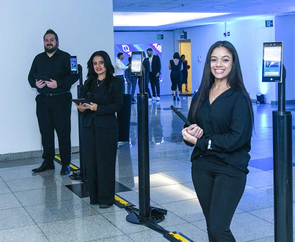 Equipe e tecnologia da Omega House em operação de credenciamento para evento corporativo